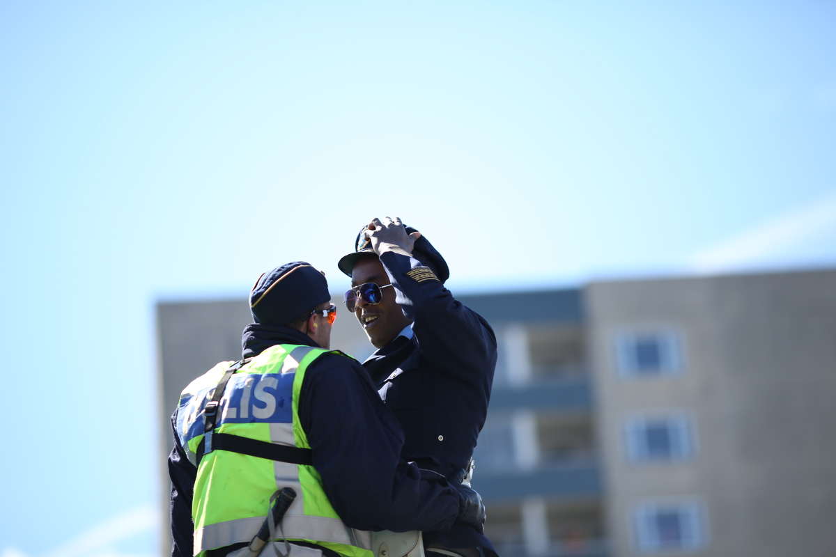 En demonstrant som försökt ta sig in och blivit stoppad av polis kramas nu med honom i stället. En demonstrant som försökt ta sig in och blivit stoppad av polis kramas nu med honom i stället.
